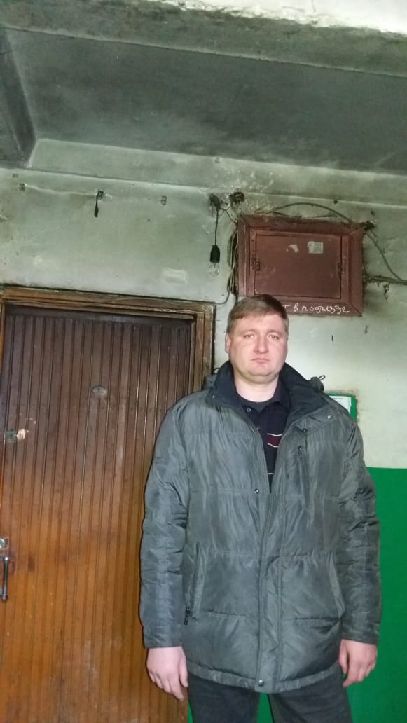 Командир взвода Карагандинского филиала Юрий Скачков вынес пенсионера соседа из горящей квартиры.
